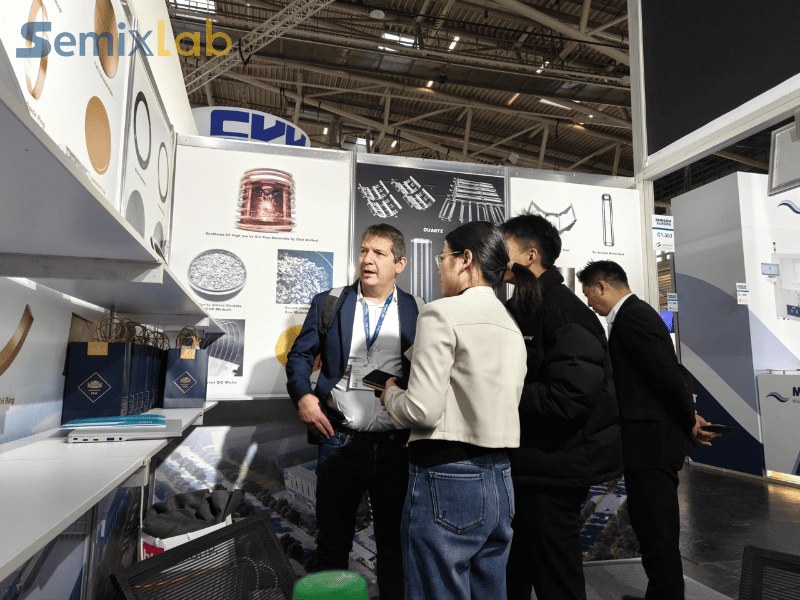 Bumisita ang mga customer ng epitaxial sa Semixlabs booth sa Semicon Euro 2025