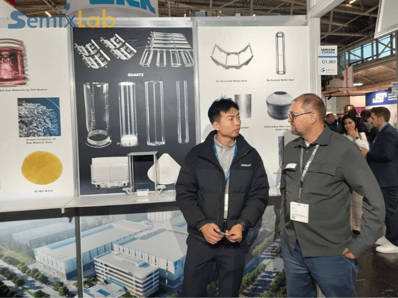 Ang mga eksperto sa semiconductor epitaxy at ang aming mga kasamahan ay nakikibahagi sa masiglang talakayan sa Semixlab booth sa Semicon Euro 2025